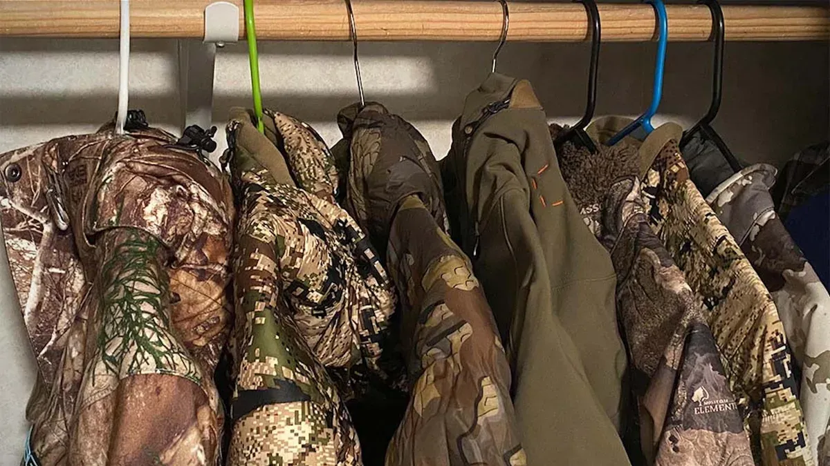 Jaktjacka och jaktkläder i olika material och mönster