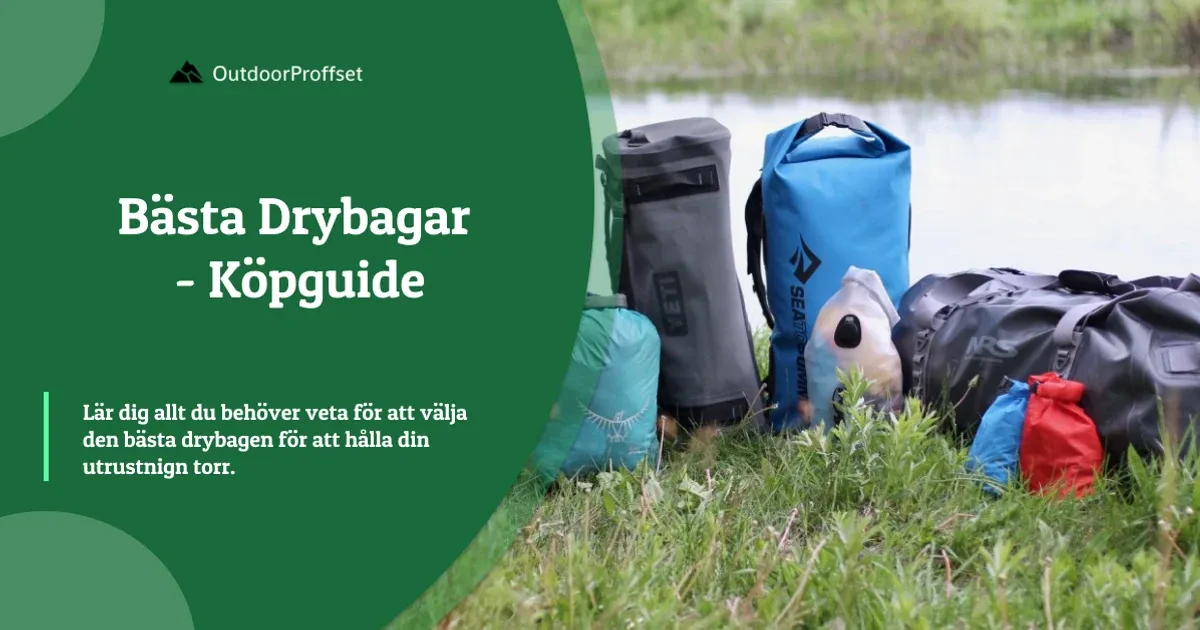 Flera drybags i olika färger uppradade i gräs vid sjö