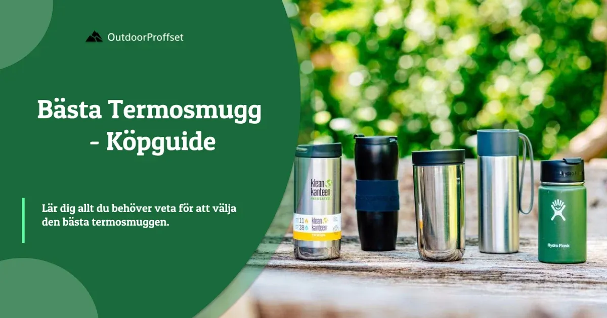 Fem olika termosmuggar uppradade på ett bord utomhus