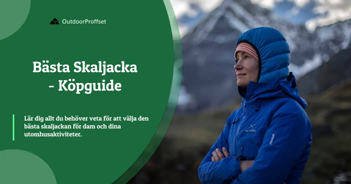 Kvinna i blå skaljacka med luva framför snöiga toppar
