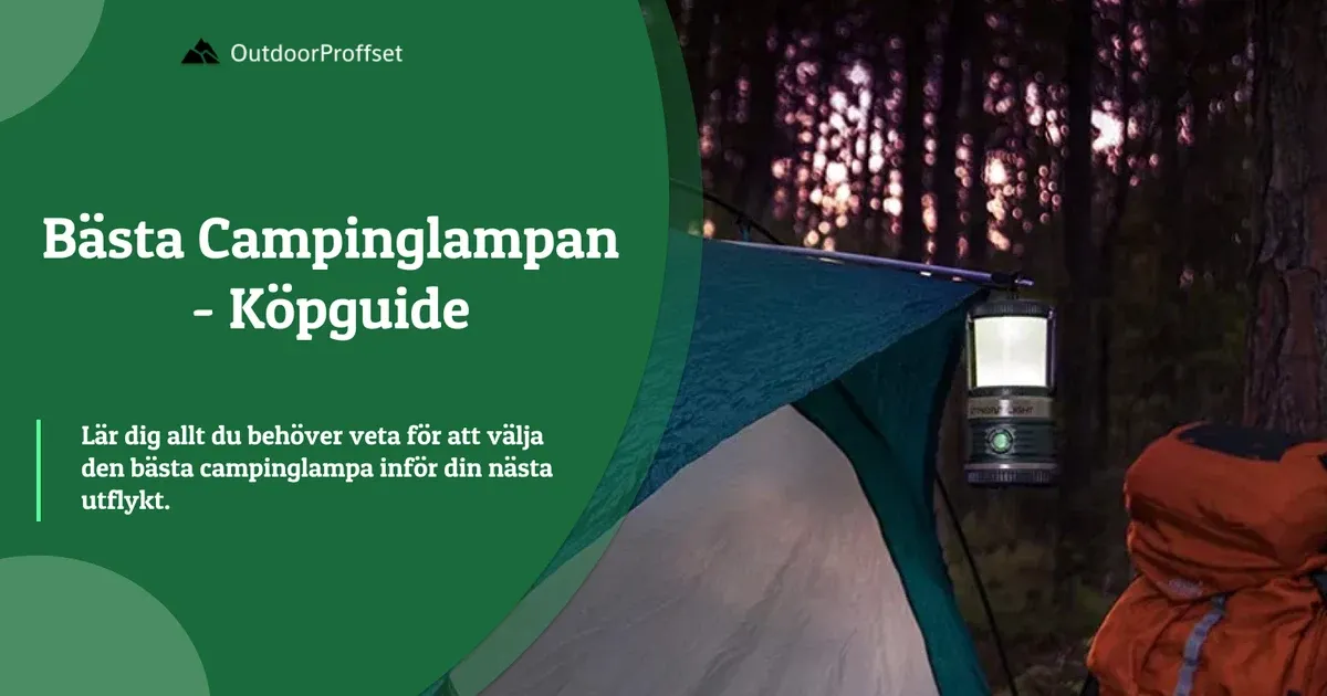 Campinglampa hänger på tält i skymningsskog