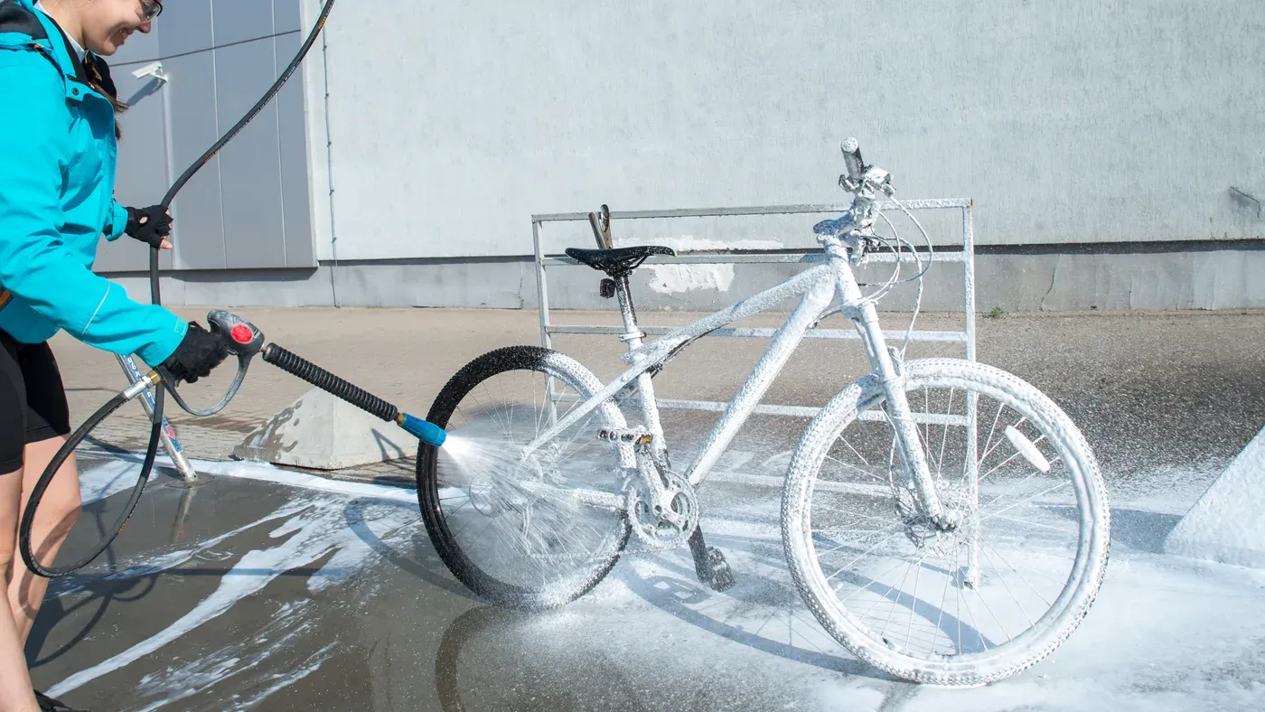 Cykel som spolas av och borstas ren utomhus