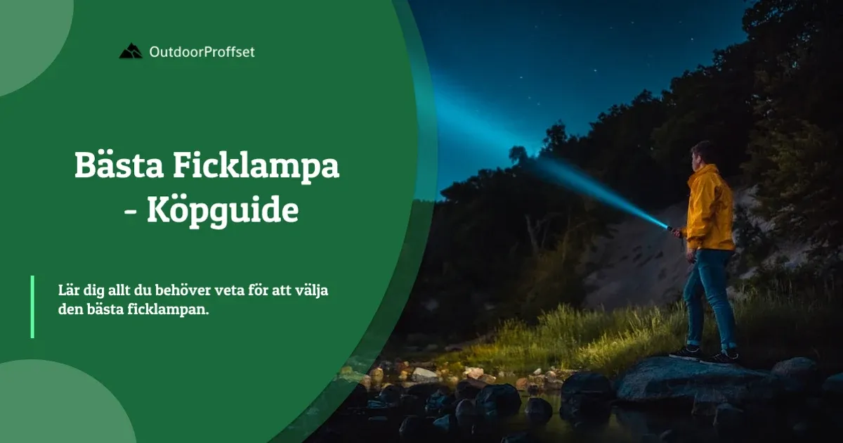 Man i gul jacka lyser med ficklampa mot stjärnhimmel vid bäck