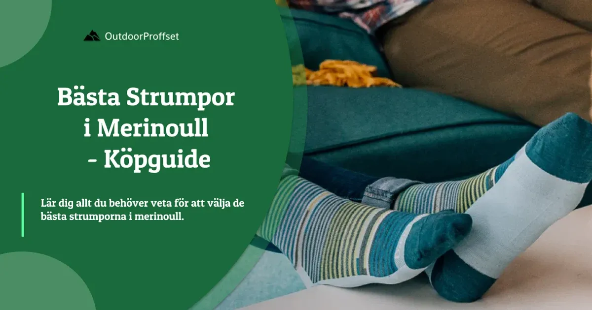 Omslagsbild till köpguiden om merinostrumpor, fötter i randiga strumpor i soffa