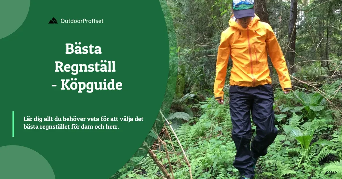 Vandrare i orange regnjacka och mörka regnbyxor i grönska