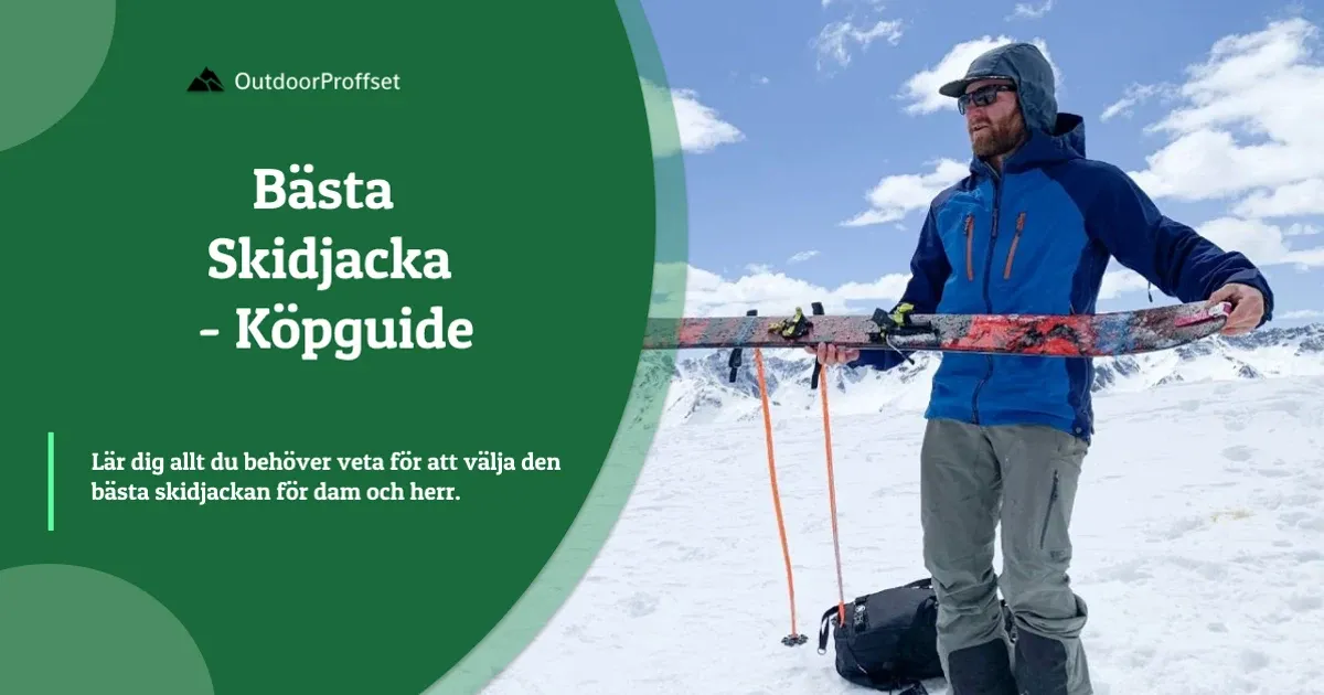 Man bär skidor på axeln i blå skidjacka på fjälltopp