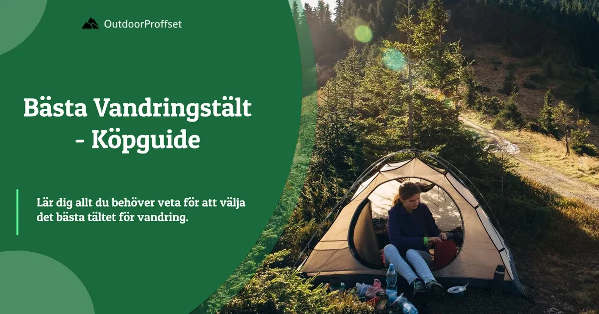 Kvinna sitter i uppslaget tält vid skogsstig i solnedgång