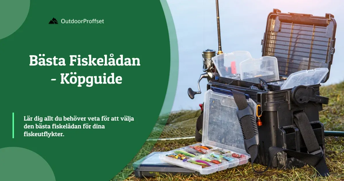 Öppen fiskelåda med drag, spö och rulle vid vattnet