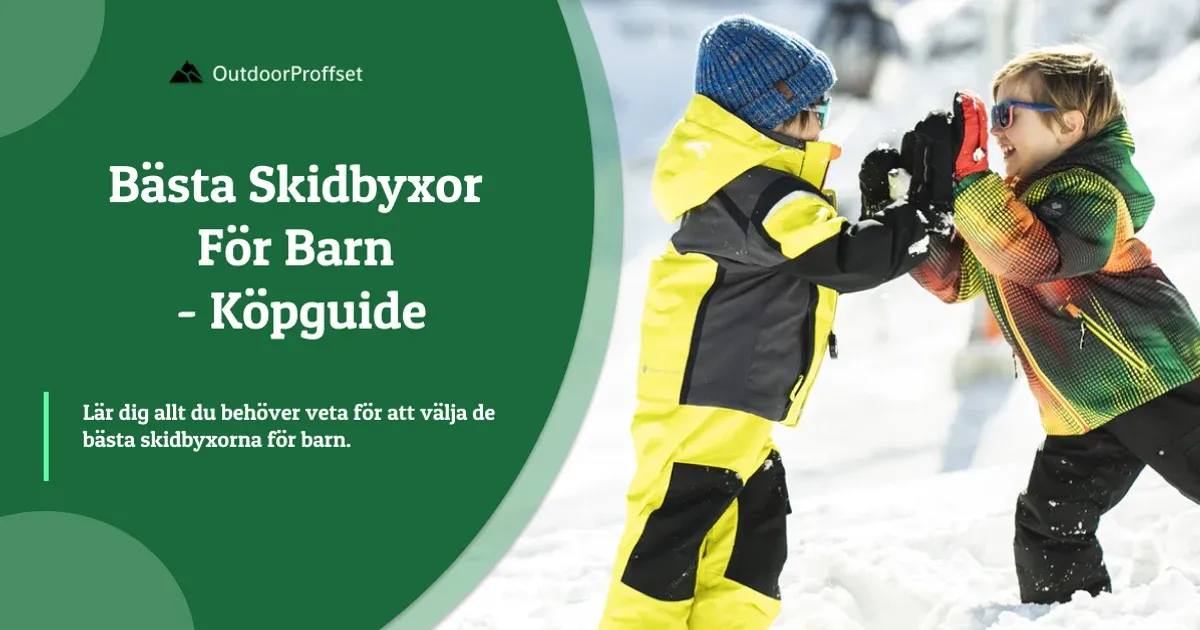 Två barn i skidoveraller leker med snöboll i backen