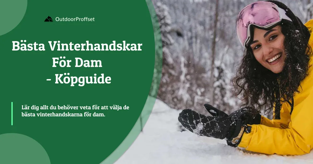 Leende kvinna i skidglasögon och svarta vantar i snön