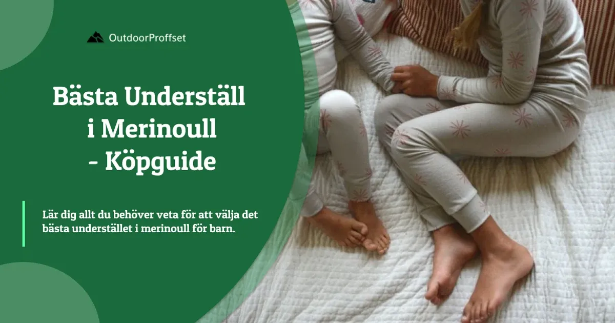 Två barn i mönstrat ullunderställ sitter på en säng