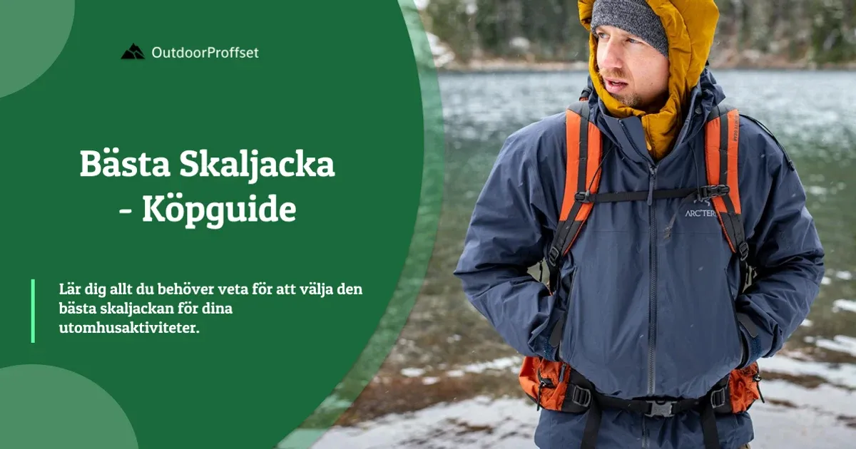 Man i marinblå skaljacka vid sjö med orange ryggsäck