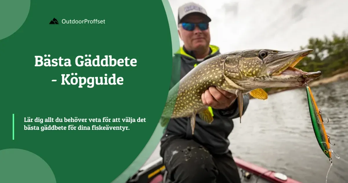 Fiskare håller upp gädda med bete i munnen