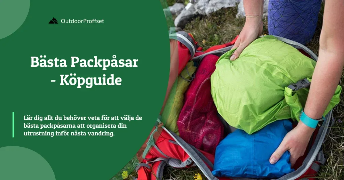 Grön och blå packpåse packas i röd ryggsäck utomhus