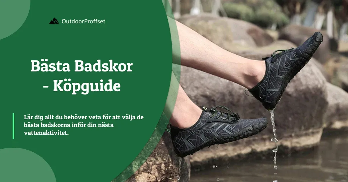Fötter i svarta badskor hänger över klippa vid vatten