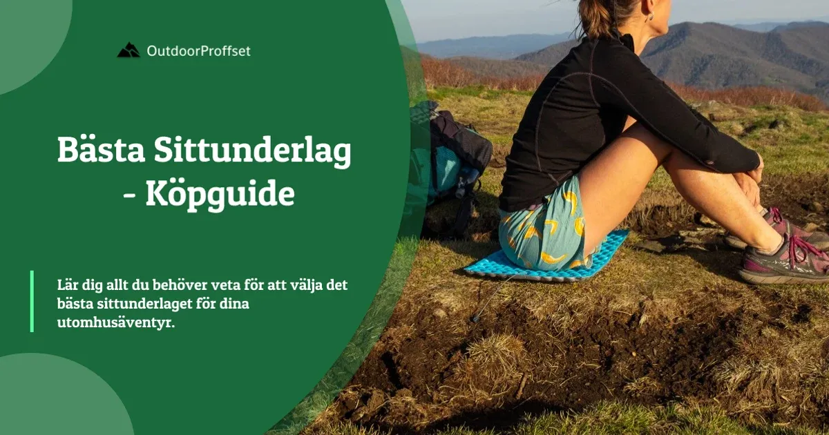 Kvinna sitter på blått sittunderlag på gräskulle