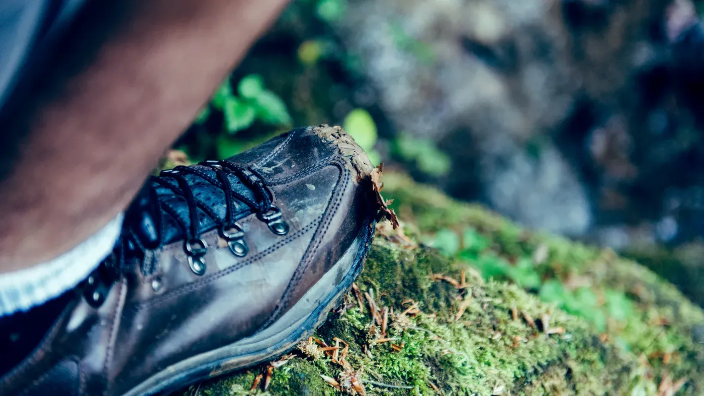 Vandringskängor på en stig i skogen