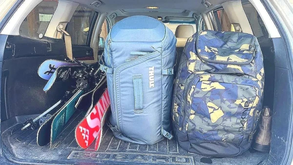 Skidor och packade väskor i bagageutrymmet på en bil