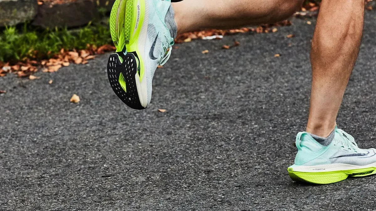 Närbild på gröna och mintfärgade Nike löparskor