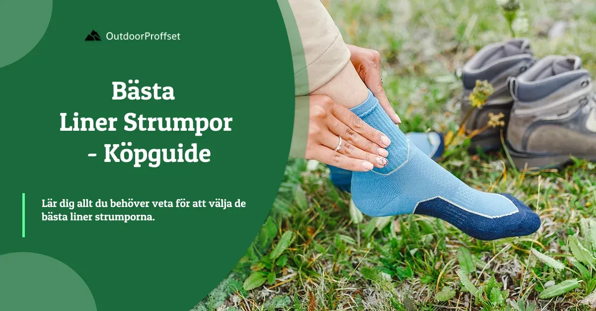 Person justerar blå linerstrumpa vid fot med vandringskängor bredvid