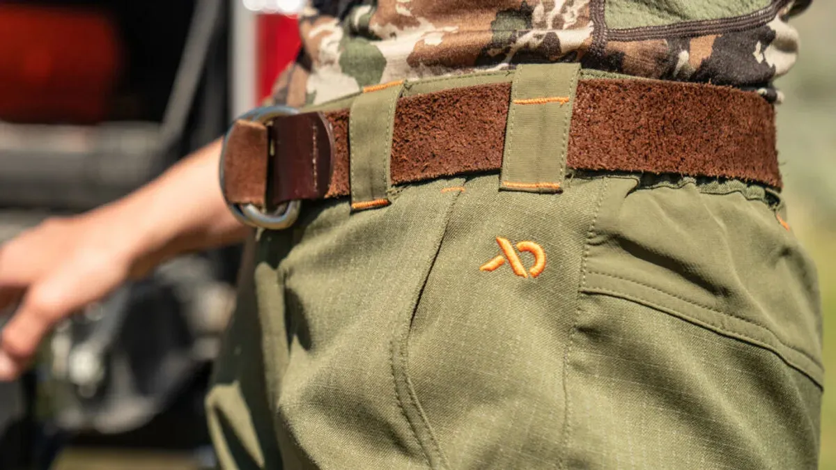 Närbild på skinnbälte och midjeficka på jaktbyxor