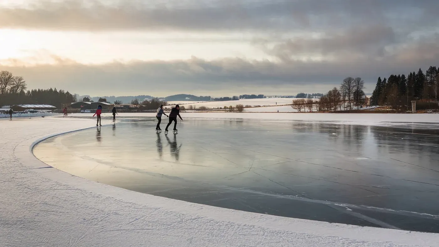 Skridskoåkare på isbana vid molnig horisont