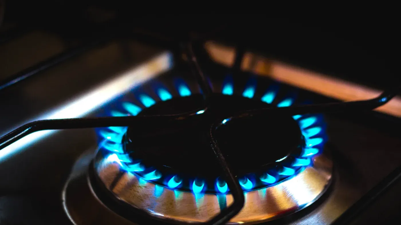 Närbild på gasolflamma i inbyggd köksspis