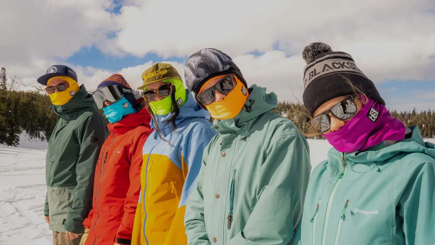 Fem personer i rad med skidmasker och skidglasögon